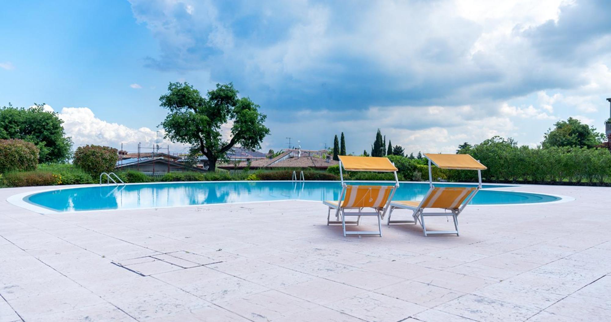 Oleandro Apartment - Featuring A Private Garden And Access To 5 Pools Ντεζεντσάνο ντελ Γκάρντα Εξωτερικό φωτογραφία
